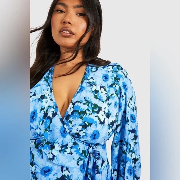 ❄️ Boohoo | PLUS RUFFLE FLORAL WRAP TOP BLUE ROMANTIC - Picture 4 of 4